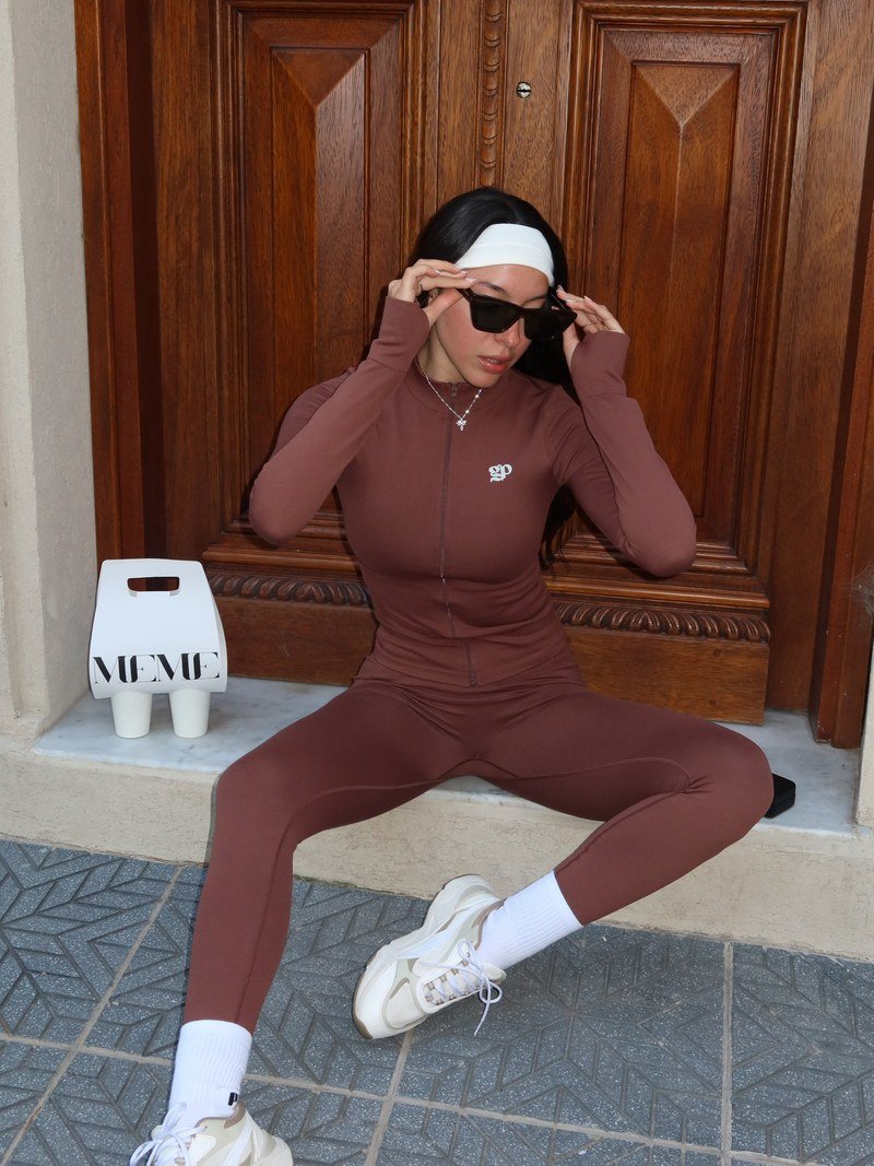 Anto con conjunto deportivo y vincha, contenido beauty