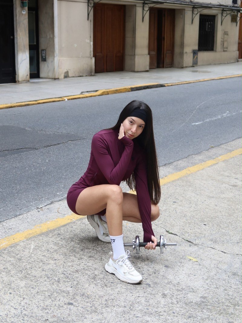 Anto en cuclillas con mancuerna en la calle, contenido fitness urbano