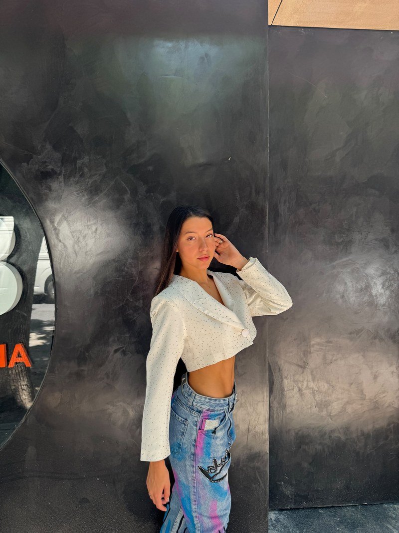 Anto con blazer blanco de perfil, editorial de moda