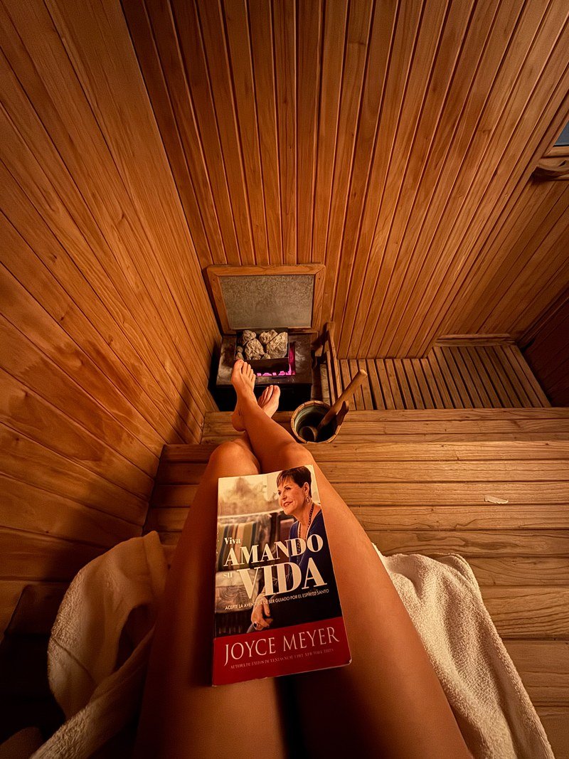 Anto leyendo en el sauna, contenido wellness